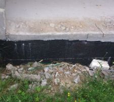 Micro-fissure sur mur de soubassement  l'avant du garage