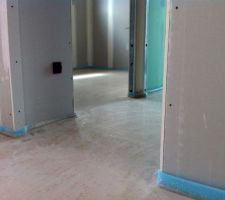 On a marché sur la chape (bureau et vestiaire vus du hall d'entrée)
