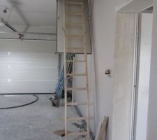 Mise en place de l'escalier escamotable (trémie de 70 cm de largeur) pour accéder aux combles du garage