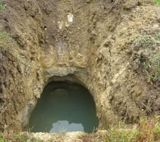Creusement d'un trou de 5,5 mètres de profondeur en vue de créer un puits