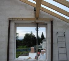 Renfort aux fen&ecirc;tres de l'&eacute;tage ! La panne passe juste au dessus de la fen&ecirc;tre :-( Qui a fait l'erreur ? Logiquement les linteaux maintiennent suffisamment, mais comme dit le proverbe " vaut mieux pr&eacute;voir que gu&eacute;rir!"