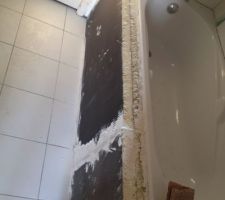 Tablier double épaisseur (16 cm) installé il permettra de nous assoir pour surveiller le bain des enfants et poser des produits