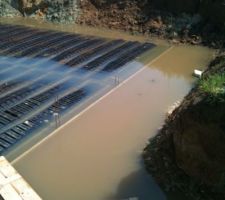 Alors que nous nous avertissions la construction de l'inutilité de préparer la dalle compte de la forte présence d'eau, cette dernière est passée au dessus du vide sanitaire soulevant les hourdies...
