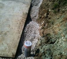 Premiers remblais en cailloux pour faciliter le drainage de l'eau