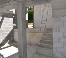 Depuis l'espace jour, vue sur le hall d'entrée
