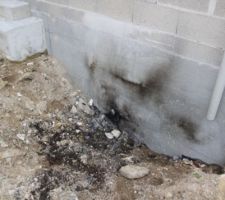 Les ouvriers ont fait un feu contre le soubassement et ont ainsi brul&eacute; le traitement d'&eacute;tanch&eacute;it&eacute; ext&eacute;rieure.