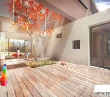 Patio à l'entrée de la maison. La salle de jeux des enfants sera complémentent traversante en été