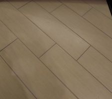 Notre carrelage imitation parquet!!!
Je l'adore aussi!!LOL