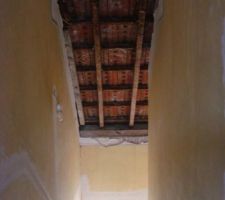 Plafond des escaliers une fois cassé pour recevoir la laine de bois