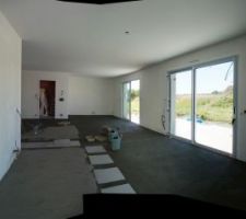 Debut du carrelage dans la pi&egrave;ce principale.