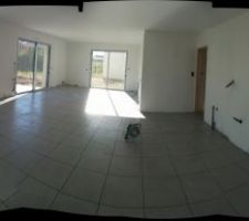 Et voila le carrelage pos&eacute; en fin de journ&eacute;e ! Ils chaument pas, faut dire dans 3 jours ils sont tous en vacances :)