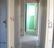 Couloir vers salle de bain (au fond) et qui dessert les 4 chambres