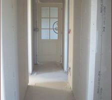 Vu du couloir depuis la salle de bain et vers le salon