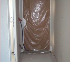 L'entrée avec le wc sur le coté et le placard 

sur le mur il y'aura un porte-manteaux murale ardoise style école .