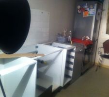 C&ocirc;t&eacute; gauche: meubles en pr&eacute;paration pour recevoir le plan de travail, l'&eacute;vier et le robinet