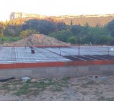 Le jour se lève sur le chantier. La dalle devrait être coulée aujourd'hui