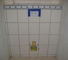 Carrelage derri&egrave;re wc suspendu