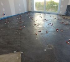 Début de la pose du carrelage.