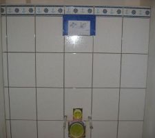 Carrelage derri&egrave;re wc suspendu