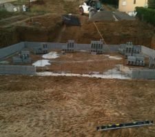 Premiers rangs de blocs &agrave; bancher pour sous sol