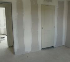Chambre d'ammis avec vue sur la porte d'une future salle d'eau privative