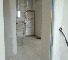 Vue sur le hall depuis la cuisine