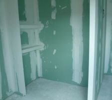 Douche de la salle de bain avec 2 étagères: le bac de douche sera au niveau du sol