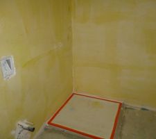 Murs de la salle d'eau du RDC pr&eacute;par&eacute; avec le produit d'&eacute;tanch&eacute;it&eacute;