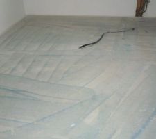 Sol de la cuisine pr&eacute;par&eacute; avec le primaire