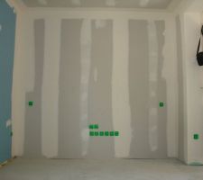 Vue vers le mur ou se trouvera le televiseur.