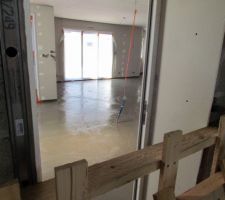 Chape finie au rez de chaussée, vu de la cuisine