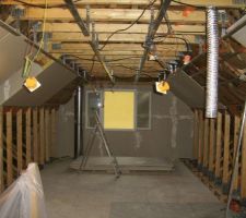 Passege des gaines et tests des installations electriques avant la pose du plafond