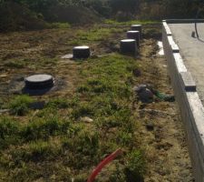 Une fois séchée, les acrotères sont posées afin d'accueillir la structure bois. Les plots sont coulés pour les poteaux !