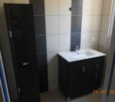 Faience noir/blanc avec meuble de salle de douche gris. Manque encore le'armoire de toilette miroir int&eacute;gr&eacute;.