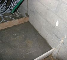 Petite dalle en bas de l'escalier de la cave-ss-sol ... (reste environ 72m2 à "terminer" tout seul maintenant :-) )