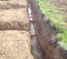 Le terrain est gorgé d'eau donc on décide de faire directement une dalle béton sans le vide sanitaire de 4 rang qui était prévu.