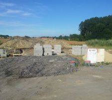 Voila il sont creuse et les parpaing son arrive youpi