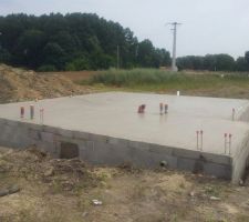 A y est la dalle a etais coule impecable il y a plus cas attendre que sa seche on a hate maintenant