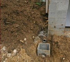 Regard en place. Reste une rehausse à poser, les canalisation à adapter-prolonger, maçonner, la gouttière à raccorder ...
