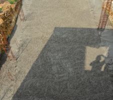 Remplissage des fondations puis coulage de la dalle d'un seul tenant pour un maximum de résistance (le mur fera 2.8m au plus haut).