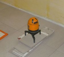Laser pour la mise &agrave; niveau des carreaux pos&eacute;s aux murs