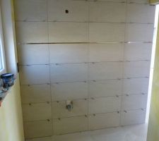 Mur de la salle d'eau du RDC carrelé
