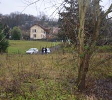 En d&eacute;cembre 2011: premi&egrave;re visite du terrain... environ 1000m2 de plat et 2000 m2 de terrain pentu et bois&eacute; qui m&egrave;ne &agrave; 2 rivi&egrave;res en contrebas...