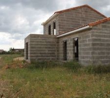 Vue de l'arri&egrave;re de la maison sur terrasse SAM