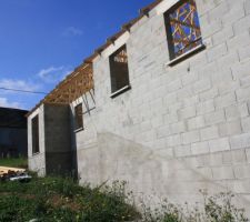 Pose de la charpente, ici on voit le petit porche de l'entrée.