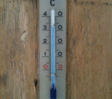 Température dans la maison ... malgré les 30 cm d'isolant .. Température extérieure à 33°C à l'ombre, les ouvrants pas changés encore et ouvert pour faire un courant d'air ... j'espère que quand le pare vapeur et le placo et la VMC seront en place, la température baissera ...!!!!!!!!