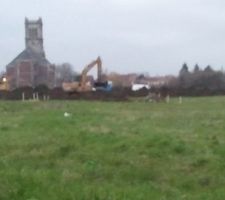 Petite v&eacute;rification pour voir l'avanc&eacute;e des travaux.

Les entreprises travaillent sur les terrains o&ugrave; seront construites les maisons en location.