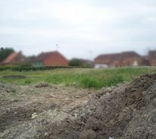 R&eacute;sultat apr&egrave;s passage des engins ayant creus&eacute; les foss&eacute;s pour faire les VRD.

Notre terrain est juste avant les maisons flout&eacute;es.