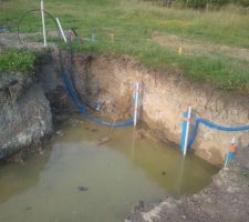 Petite v&eacute;rification pour voir l'avanc&eacute;e des travaux.

Le foss&eacute; dans lequel est r&eacute;alis&eacute; les VRD.
Il y a de l'eau depuis fort longtemps car il pleut souvent.