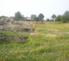 Petite v&eacute;rification pour voir l'avanc&eacute;e des travaux.

On peut y voir le foss&eacute; de VRD et notre tuyau bleu permettant l'arriv&eacute;e d'eau pour notre futur compteur.